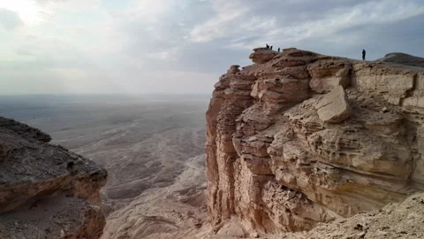Panoramic view of edge of the world at sunset in Tuwaiq cliffs of Saudi Arabia Stock Footage 336697395