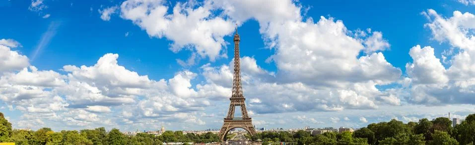 Panoramic view of Eiffel Tower in Paris Fotos Stock