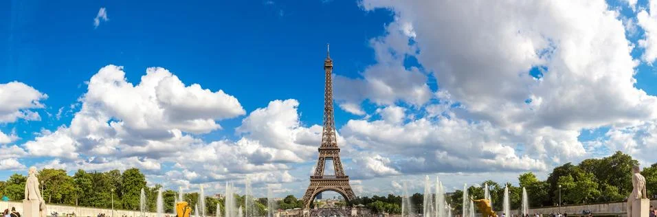 Panoramic view of Eiffel Tower in Paris Stockfoto's
