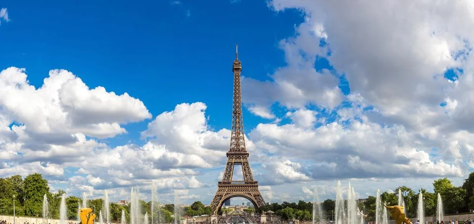Panoramic view of Eiffel Tower in Paris Fotos Stock