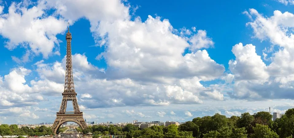 Panoramic view of Eiffel Tower in Paris Stockfoto's