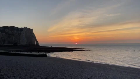 Panoramic view of elephant like sea cliff at sunset in Étretat, France Stockbeeldmateriaal 263218561