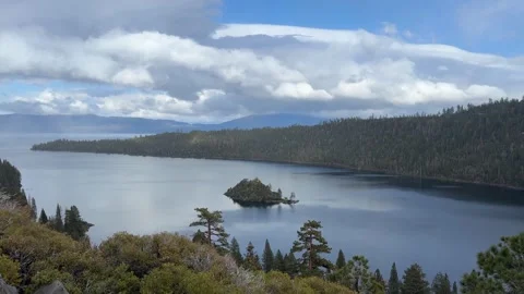 Panoramic view of Emerald Bay at Lake Tahoe featuring Fannette Island 库存影片 341327030