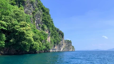 Panoramic view famous Phi Phi island in Thailand with sea, boats and mountains Stock-Footage 129083018
