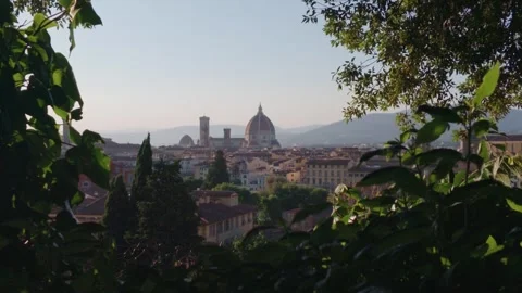 Panoramic View of Florence Skyline with Cathedral Dome Framed by Trees at S.. 库存影片 340749758
