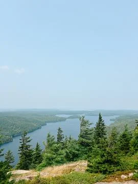 Panoramic View of Forested Landscape and Long Pond in Acadia National Park Foto stock
