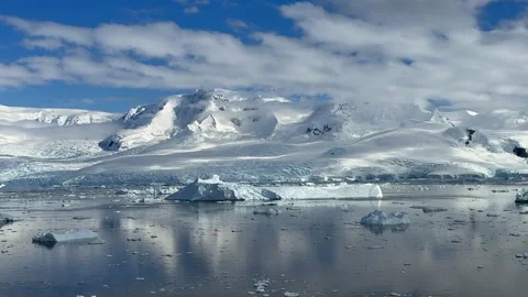Panoramic View of Glaciers and Ice Covered Peaks in Western Antarctic Peninsula Видео 337125723