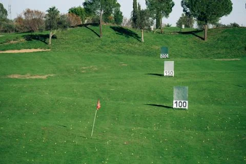Panoramic view of a golf practice course with signs of meters reached. Foto stock