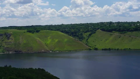 Panoramic view on green hills on river banks 库存影片 153631041
