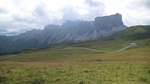 Panoramic view of green valley with dramatic rocky cliffs near Cinque Torri in Vidéo 318824120