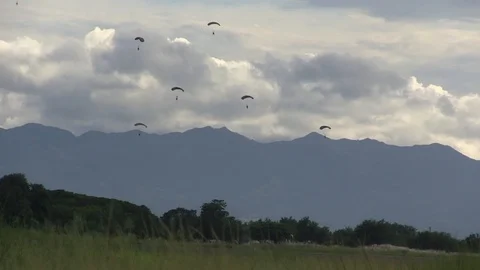 Panoramic view of group of people doing parachuting Stockbeeldmateriaal 101029365