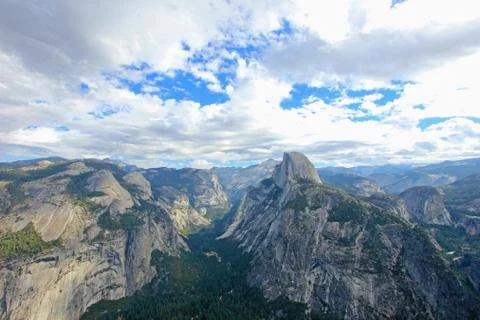 Panoramic view of Half Dome, El Capitan and other mountains in the Yosemite Foto stock