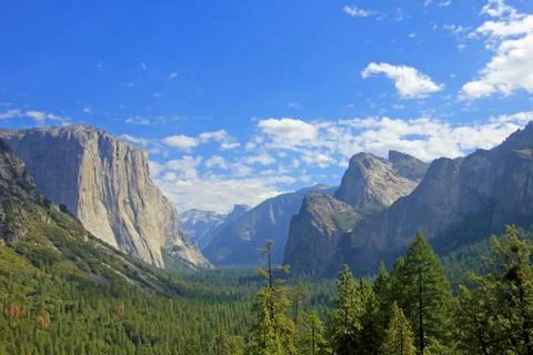Panoramic view of Half Dome, El Capitan and other mountains in the Yosemite 스톡 사진