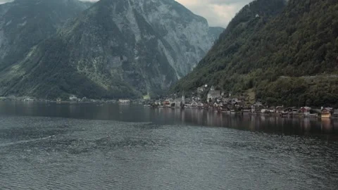 Panoramic View of Hallstatt Lake and Alpine Mountains 動画素材 342143191