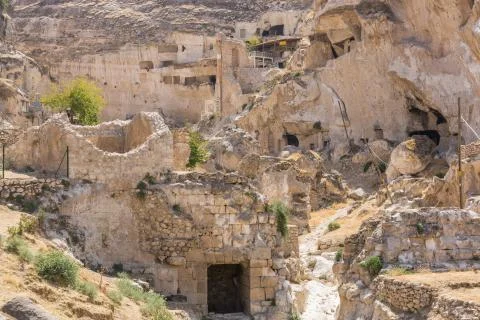 Panoramic view of Hasankeyf ancient cave houses, Turkey Foto stock