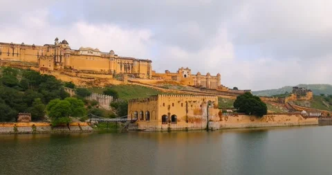 Panoramic view of historic Amber fort in Jaipur, Rajasthan, India, a UNESCO.. Video stock 323249043