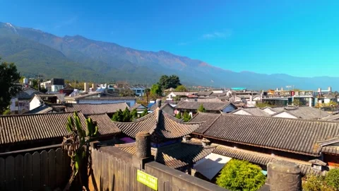 Panoramic View of Historic Dali Town and Mountains 스톡 동영상 335037064