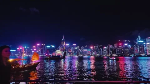 A panoramic view of Hong Kong's iconic skyline at night, capturing the vibrant 库存影片 338280480
