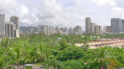 Panoramic view of Honolulu city with lush greenery in Hawaii, USA in 4K slo.. Video stock 280340205