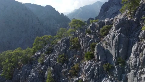PANORAMIC VIEW OF HUGE ROCKS, MOUNTAINS, TREES Vídeo Stock 188335237
