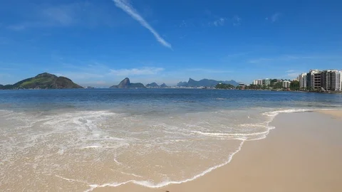 Panoramic view of Icarai Beach with waves in slow motion. 库存影片 124182834