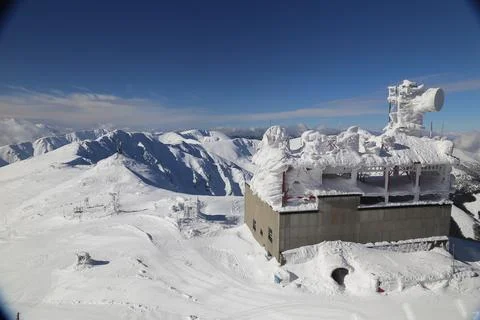 Panoramic view of ice-covered station and mountain ridge Foto stock