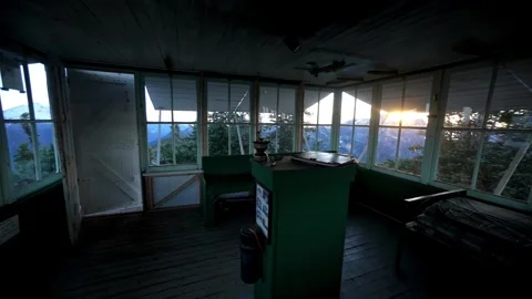 Panoramic view inside a fire lookout tower in the Pacific Northwest with sunset 스톡 동영상 344990385