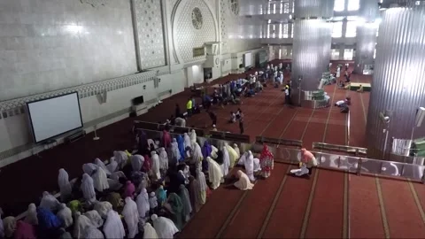 Panoramic View Inside Istiqlal Mosque, Jakarta, Java, Indonesia Vídeos de archivo 313838353