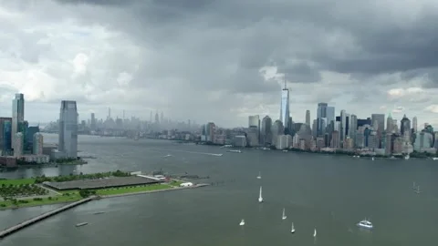 Panoramic View of an Island City Surrounded by Water Vidéo 330715062