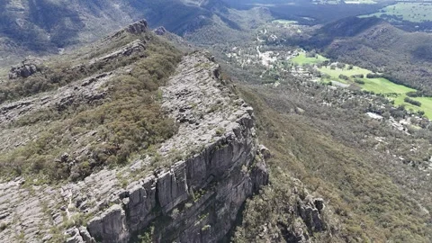 Panoramic View of Jagged Sandstone Peaks in Grampians National Park Vídeos de archivo 314566134
