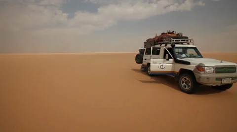 Panoramic view, jeep in the middle of the desert, Egypt Stock Footage 36735531