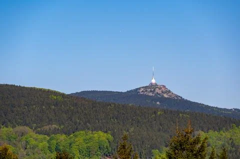 Panoramic view of Jested mountain with its iconic tower on the top, surroun.. Foto stock