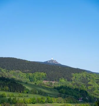 Panoramic view of Jested mountain with its iconic tower on the top, surroun.. Foto stock