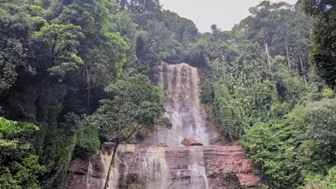 Panoramic view of jhari waterfall flowing through dense greenery and dramat.. Stock-Footage 346816923