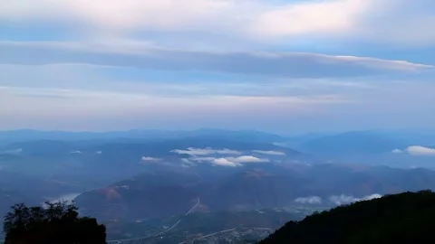 Panoramic View of Jinsha River Valley with Misty Mountains at Dawn, Yunnan, Vídeo Stock 337379012