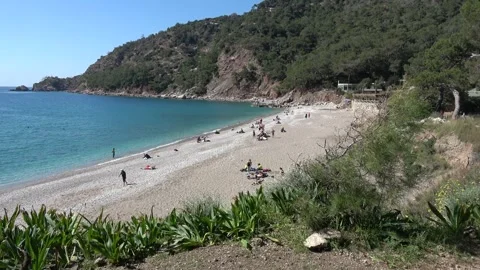 Panoramic view of Kabak Beach with tourists relaxing on the sand in spring Vidéo 333464688