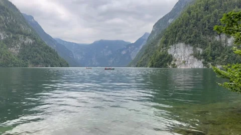 Panoramic view of Konigssee Lake. Motion of water, boats. Bavaria, Germany Vídeos de archivo 333584200