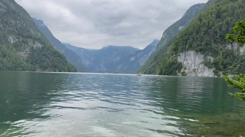 Panoramic view of Konigssee Lake. Motion of water, boats. Bavaria, Germany Vídeos de archivo 333584201