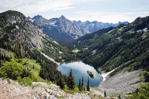 Panoramic view of Lake Ann surrounded by rugged mountain peaks Stockfoto's