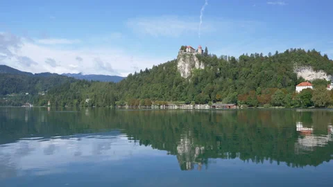 Panoramic view of lake Bled landscape with view to the Castle of Bled and Church Video stock 142325025