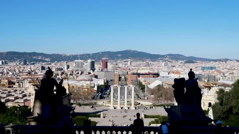 Panoramic view of landmark square and the four columns on a sunny day in Vídeo Stock 132646299
