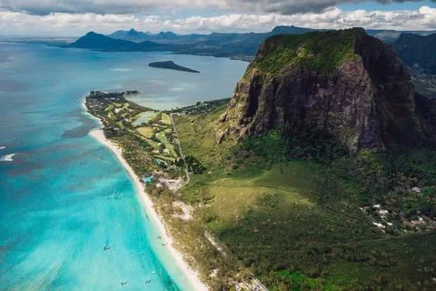 Panoramic view with Le Morne mountain, blue ocean and beach in Mauritius. Aer Foto stock