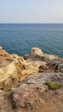 Panoramic view of limestone cliffs and Mediterranean coastline at golden hour Stockfoto's