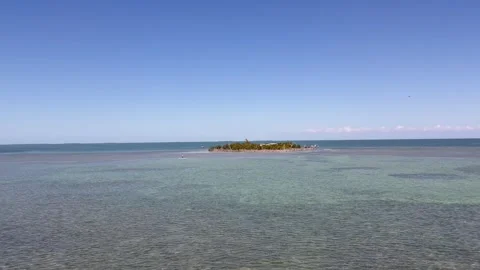 Panoramic view of Little Money Key.  Boat moves around the island. Florida Keys Stock Footage 339600556