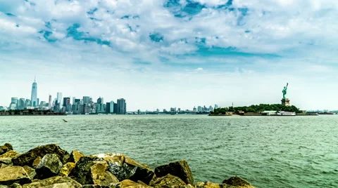 The panoramic view of the Manhattan skyline and the Statue of Liberty 스톡 동영상 63884259