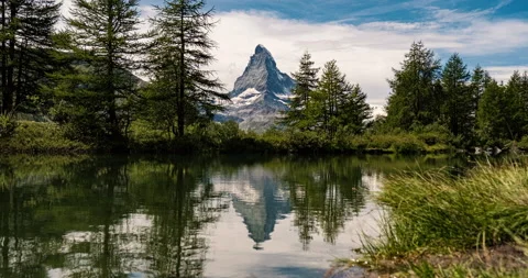 Panoramic view of Matterhorn reflected in the Grindjisee Lake Vidéo 158397871