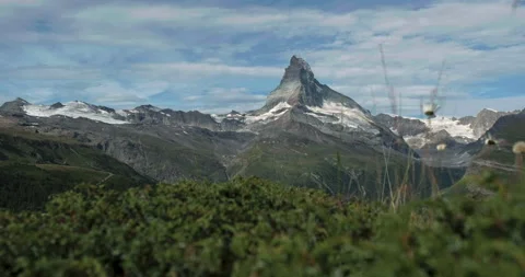 Panoramic view of Matterhorn in summer Vidéo 229426729