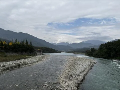 Panoramic View of Min River and Distant Mountains in Dujiangyan Foto stock