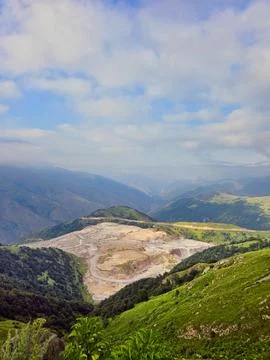 Panoramic view of mining operation in hilly region Stock-Fotos