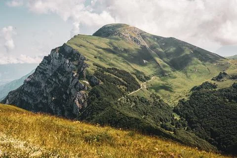 Panoramic view of the Monte Baldo mountains on Lake Garda in Italy. Foto stock